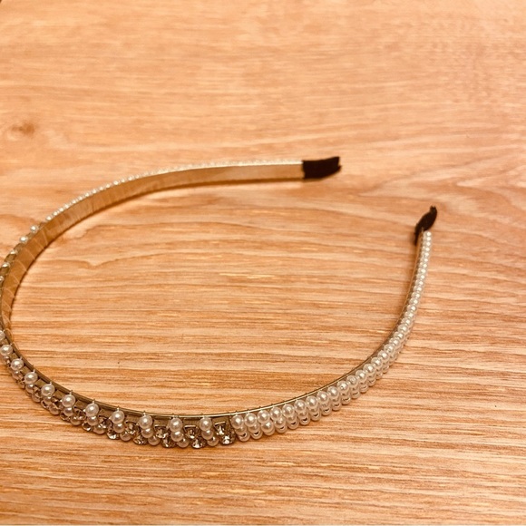 Heirloom Faux Diamond and White Pearls Feminine Cluster Hair Headband. - Picture 5 of 5